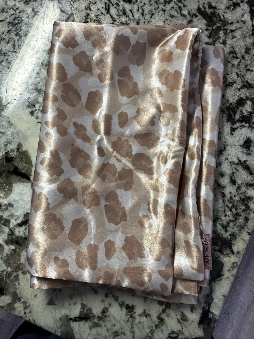 Kitsch silky satin